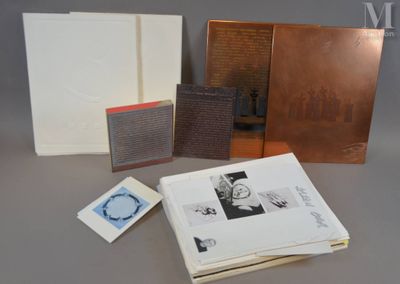 une image représentant une pile de livres posée sur une table