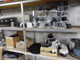 de nombreux objets sur les étagères de la pièce