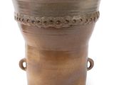 un vase marron muni d'anses sur fond blanc