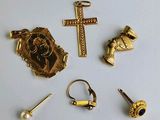 beaucoup de bijoux en or sur une surface blanche