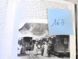 un livre ouvert sur lequel figure l'image d'un train