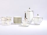 beaucoup de vaisselle et de tasses blanches sur la table