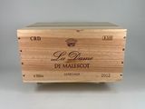 gros plan d'une boîte en bois portant une étiquette