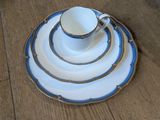 une pile d'assiettes surmontée d'une tasse et d'une soucoupe