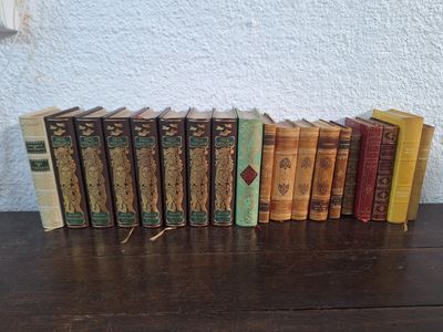 des livres alignés en rangée sur une table en bois