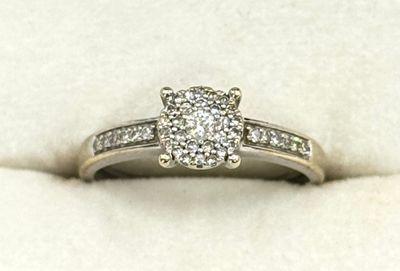 Bague en or blanc 9K 375 ml sertie griffes d'un pavage de di…