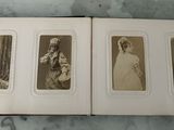 une vieille photo d'un livre contenant des photos de personnes