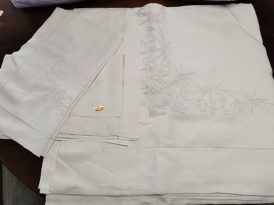 une pile de linge de maison blanc plié posée sur une table