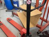 une image représentant un chariot élévateur avec une caisse dessus