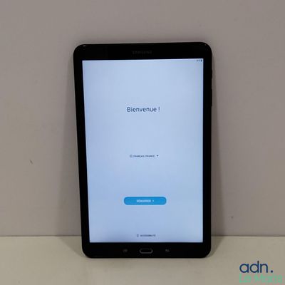 gros plan d'un téléphone portable posé sur une table