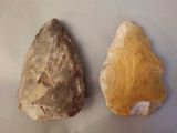 Deux types d'outils différents sont présentés sur une surface blanche