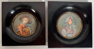une paire de portraits miniatures représentant un garçon et une fille, dans un cadre noir