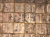 une photo d'un mur sur lequel figurent de nombreux caractères de différents types