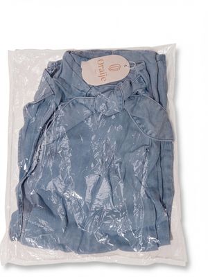 un sac en plastique contenant une chemise bleue