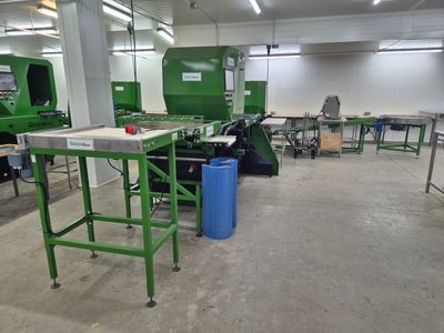 une machine verte au milieu d'une grande pièce