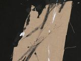 une image représentant une feuille de papier sur laquelle se trouvent un pinceau rouge et un pinceau bleu