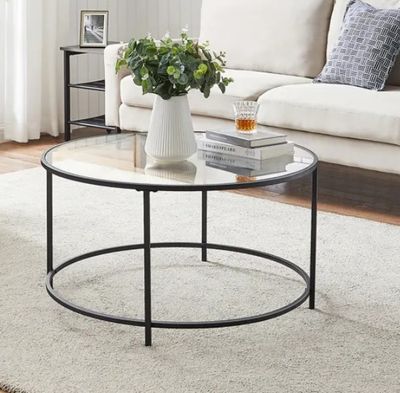une image d'un salon avec un canapé et une table basse