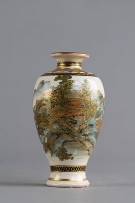 un vase avec un tableau posé sur une table