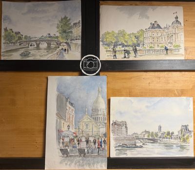 trois tableaux accrochés au mur d'une pièce où se trouve une horloge