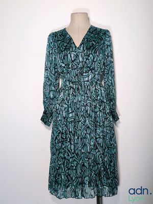 une robe sur un mannequin sur fond blanc