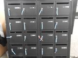 beaucoup de casiers noirs dans un entrepôt