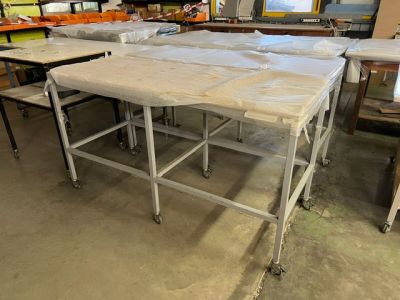de nombreuses tables et chaises recouvertes de plastique