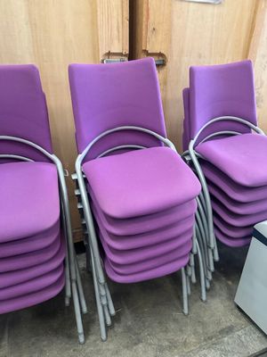 Six chaises visiteurs, piétement tubulaire gris, assise viol…
