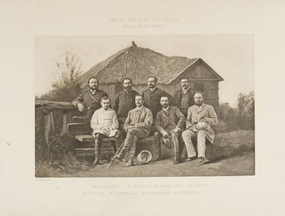 un groupe d'hommes assis sur un banc devant une maison