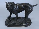 statue en bronze représentant un chien debout sur un socle, sur fond blanc