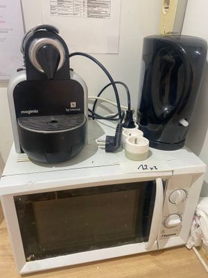 Lot d'électroménager comprenant : - 1 Micro-ondes BESTON; - Photo 1