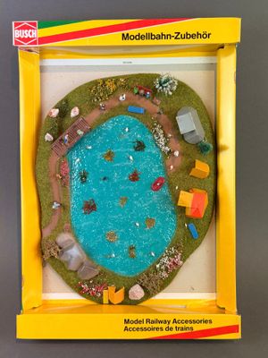une maquette représentant un petit étang dans une boîte