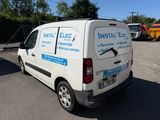 une camionnette blanche garée dans un parking