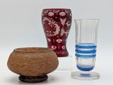 trois vases posés l'un à côté de l'autre sur une table