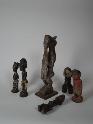 plusieurs figurines en bois posées sur une surface blanche