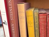 de nombreux livres qui se trouvent sur une étagère dans une boîte à livres