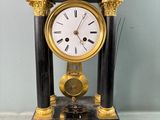 une horloge noire et or posée sur une table