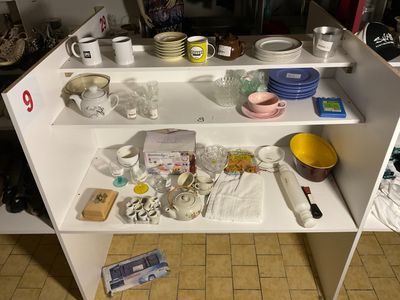 un plan de travail de cuisine sur lequel sont posés de nombreux plats et ustensiles