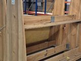 une étagère en bois qui se trouve au milieu d'une pièce