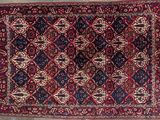 un tapis rouge et bleu sur un plancher en bois