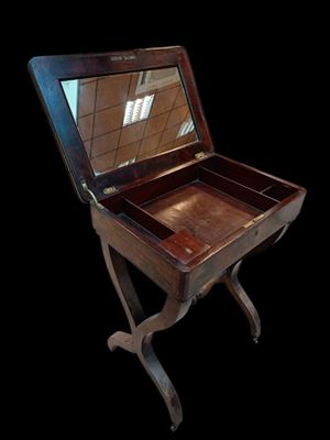 Table travailleuse en acajou, XIXème siècle.