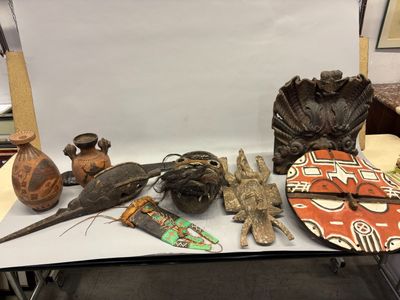 une table sur laquelle se trouvent de nombreux objets différents