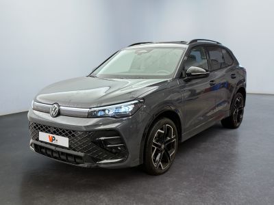 un SUV Volkswagen gris garé dans une pièce au sol noir