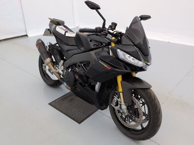 une moto noire garée dans une pièce