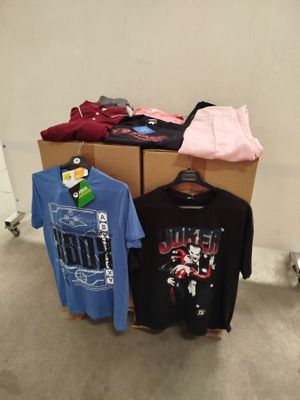 trois t-shirts posés sur un carton