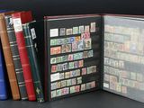 un livre avec beaucoup de timbres
