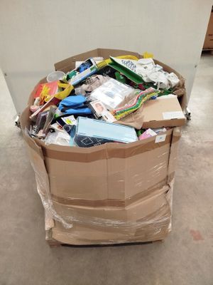 une boîte en carton remplie d'objets divers dans une pièce