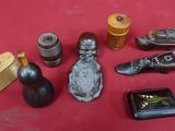 beaucoup de petits objets posés sur une surface rouge