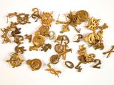 de nombreux pendentifs en or sur un fond blanc