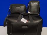 deux bagages posés sur une table près d'un mur bleu