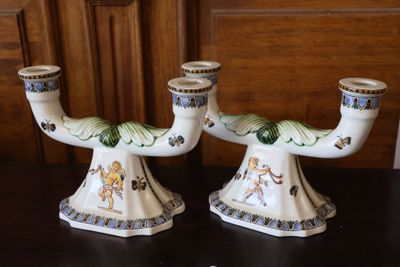 deux bougies posées sur une table